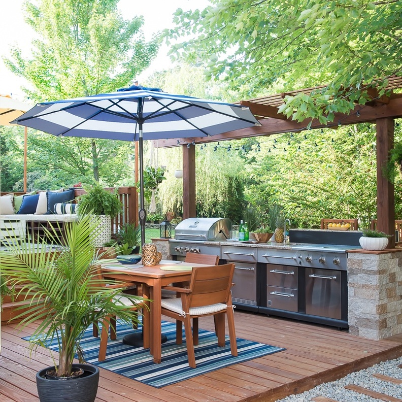 تصميم مطبخ خارجي من الخشب والحجر لحديقة منزلك