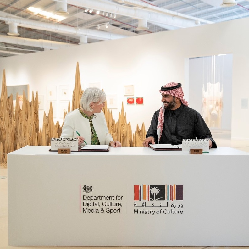 تعزيز التعاون الثقافي بين المملكة وبريطانيا بمذكرة تفاهم بين وزير الثقافة ونظيرته البريطانية