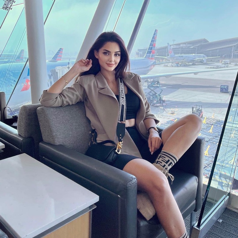 جمعت بين اللوك الرياضي والبليزر البيج