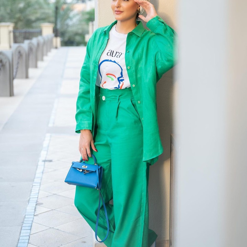 حنين الصيفي من الفاشينيستا المحجبات اللواتي يعشقن إعتماد أفكار رائعة لتنسيق بنطلون أخضر