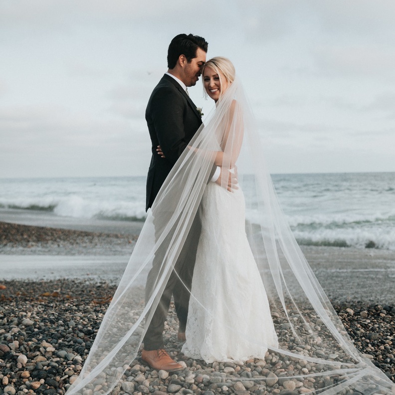 لافتة زفاف تسبب حرجا بالغا للعريس والعروس