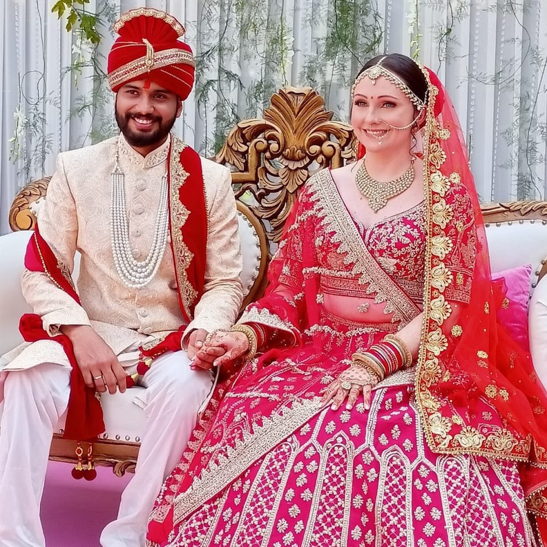 دبلوماسية بريطانية ترتدي إطلالة زفاف هندية تقليدية مبهرة