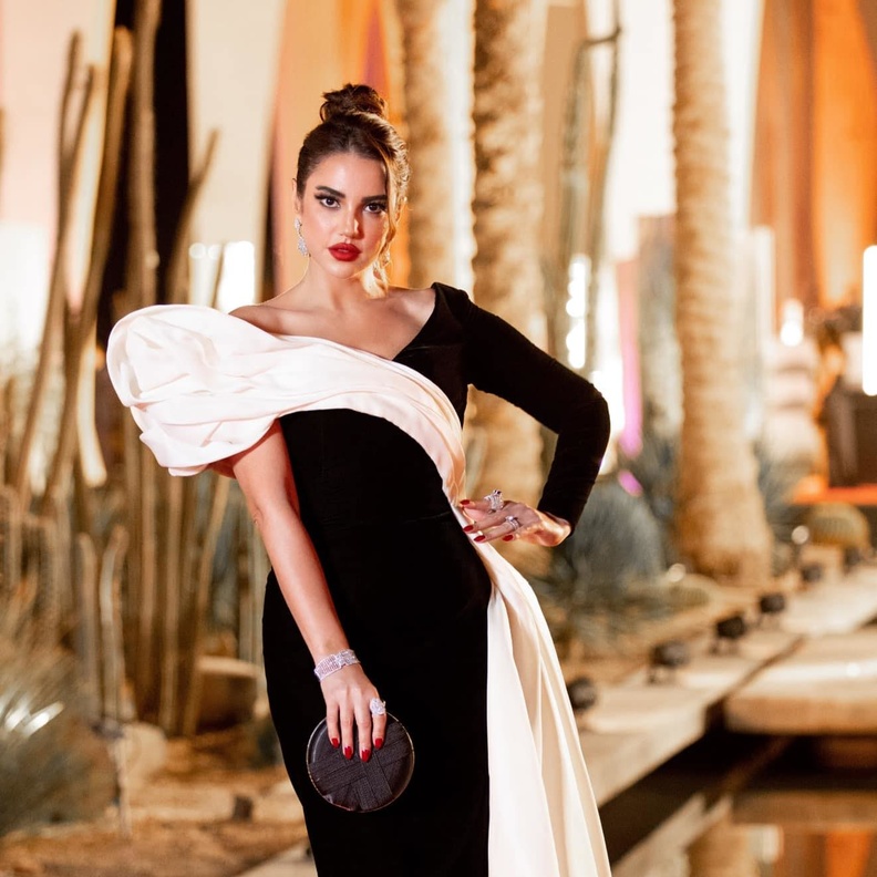 اطلالات أنيقة بالأبيض والأسود مستوحاة من درة زروق