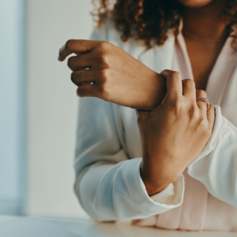 اسباب متلازمة النفق الرسغي وعلاجها