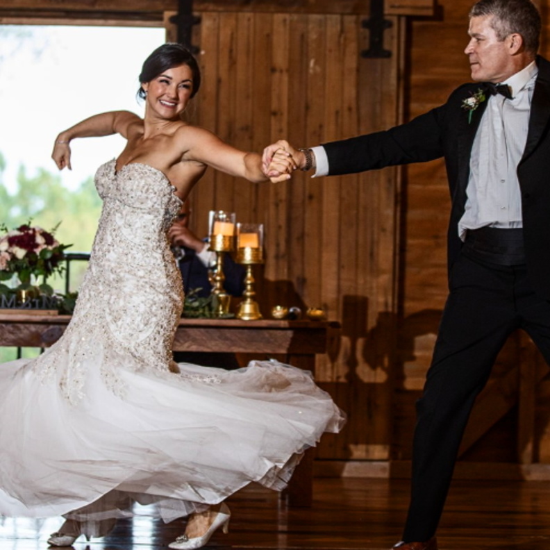 رقصة طريفة بين العروس ووالدها في حفل زفافها