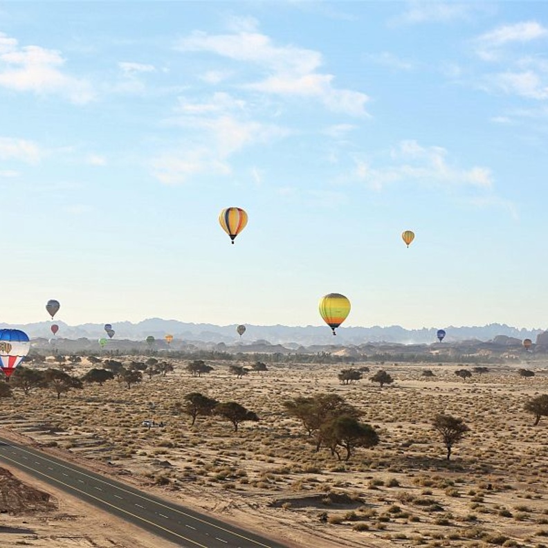 سحر الطبيعة في مهرجان المناطيد في سماء العلا - المصدر واس