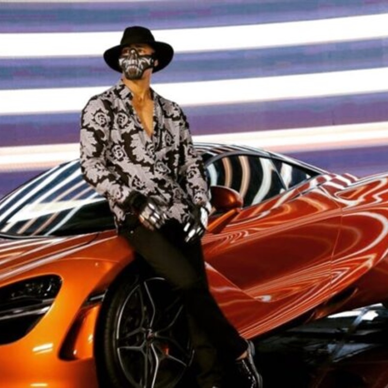 محمد رمضان يستعرض سيارته الفيراري الفارهة