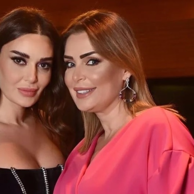 سابين نحاس وشقيقتها