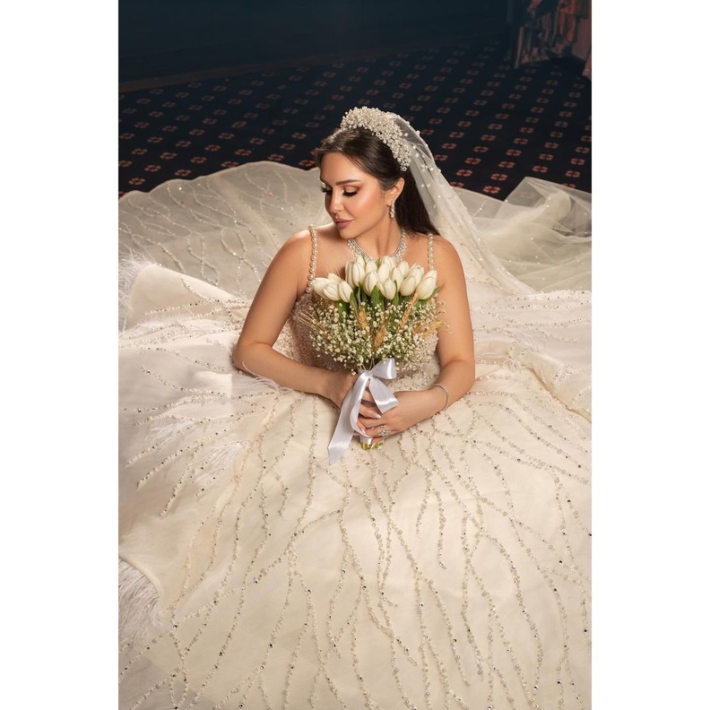 شهد برمدا بلقطة من حفل زفافها مع باقة الورود