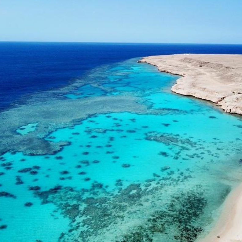 أملج.. رحلة الهدوء والاسترخاء في أحضان المياه الفيروزية