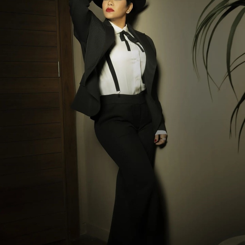 إطلالة شيرين عبدالوهاب بالبدلة