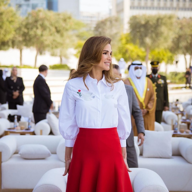 الملكة رانيا تعيد إحياء موضة التنانير الأحب على قلبها في أحدث ظهور لها