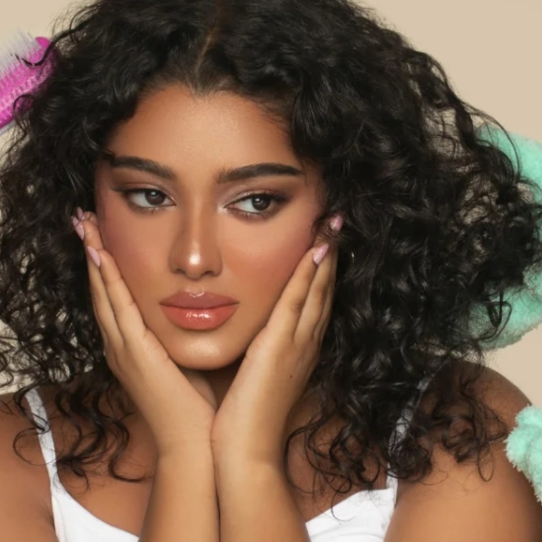 الشعر المجعد الطبيعي يعاود الظهور بمساهمات سعودية في المجال