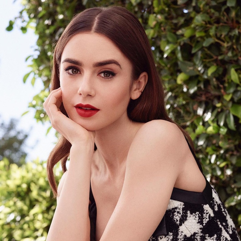 طرق وضع الروج الاحمر القوي الساحر من وحي Lily Collins