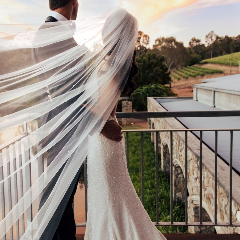 عروس تحصل على فستان زفاف مبهر من صنع والدة عريسها