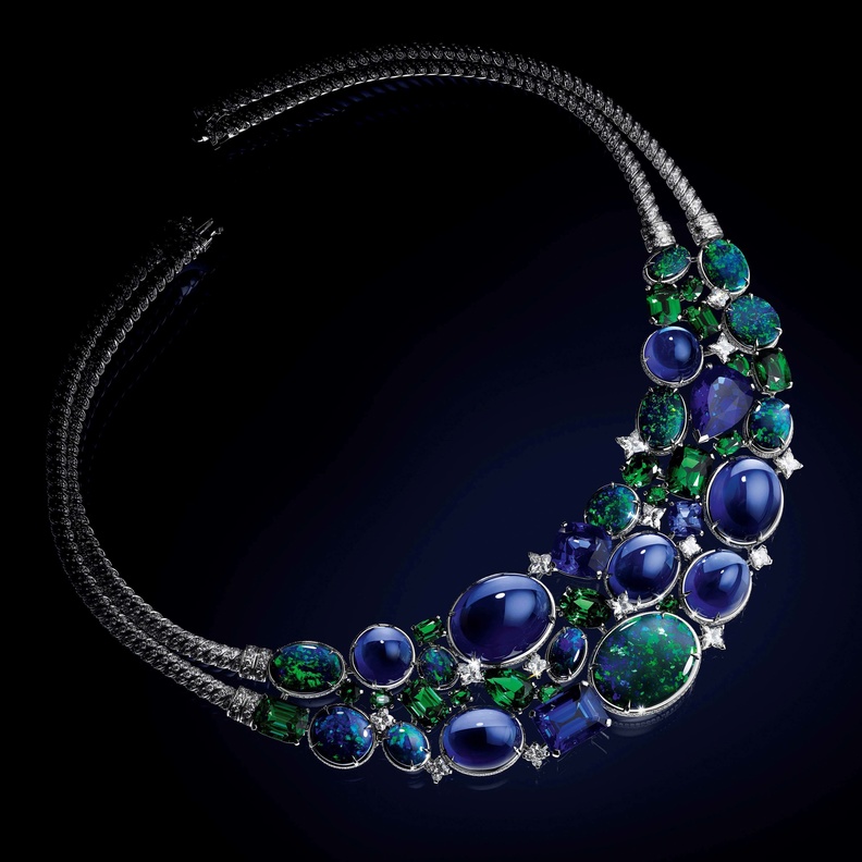 قلادة من لويس فويتون  Louis Vuitton