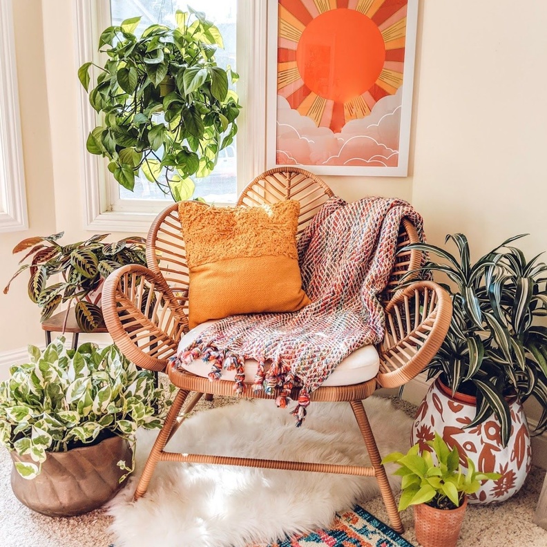 كرسي قش لزوايا منزل بديكور ريفي مودرن