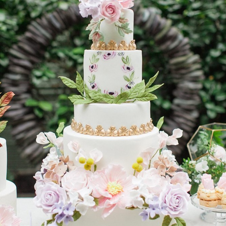 كعكة زفاف ساحرة مغطاة بكريمة الزبدة، ورقائق ذهبية