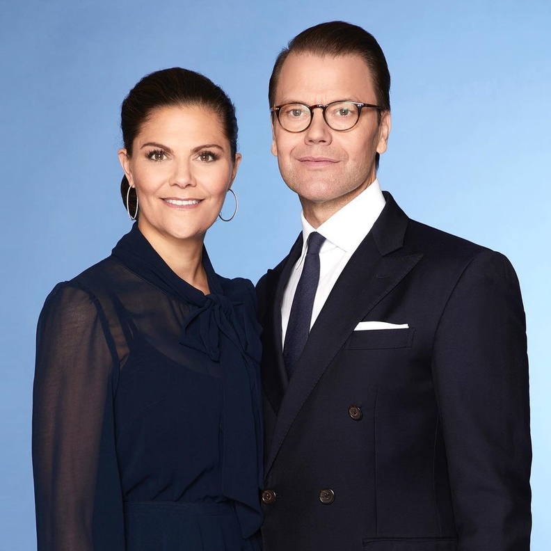 لفتت أحدث إطلالات الأميرة فيكتوريا وزوجها الأنظار بلوك متناسق باللون الكحلي