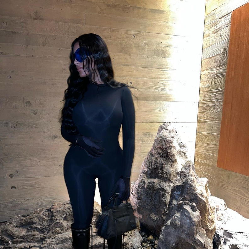 لفتت إطلالة شبيهة كيم كارداشيان الأنظار بجمبسوت ضيّق باللون الرمادي أظهر منحنياتها