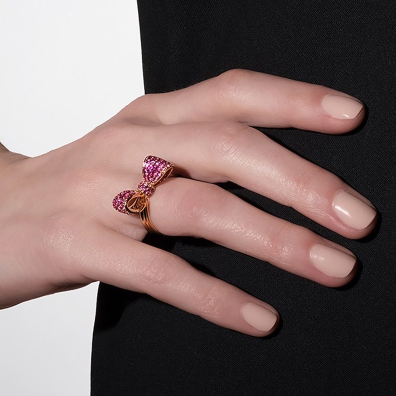 مجوهرات ياقوت وردي تضفي الرومانسية على اطلالة عيد الحب