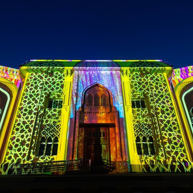 مهرجان أضواء الشارقة يواصل إبهار الزوار بعروضه الضوئية الخلابة.. إليكم مواعيد العروض