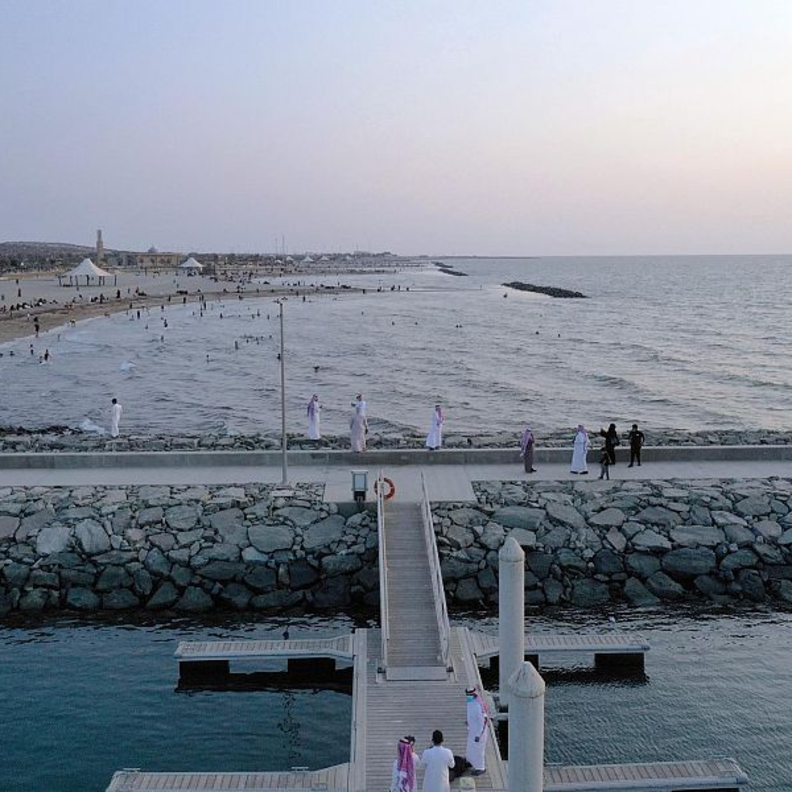 مياه البحر الساحرة والرمال الذهبية في كورنيش شاطئ بيش