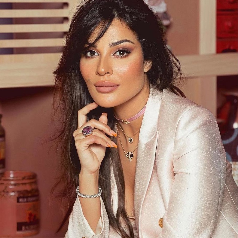 نادين نجيم بمجوهرات وردية اللون