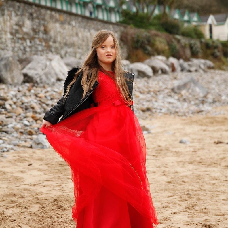 نسقت بيث الفستان السهرة الأحمر مع الجاكيت الجلد