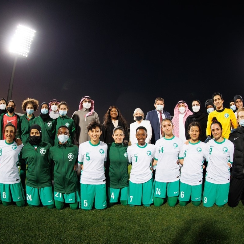 بالصور: وزيرة الرياضة البريطانية تتواجد في تدريبات أخضر السيدات الأول لكرة القدم بحضور "أضواء العريفي"