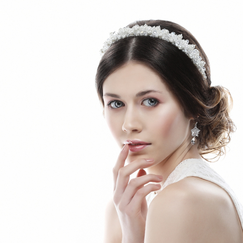 يجب أن يتلاءم التاج مع الفستان وباقي الاكسسوارات