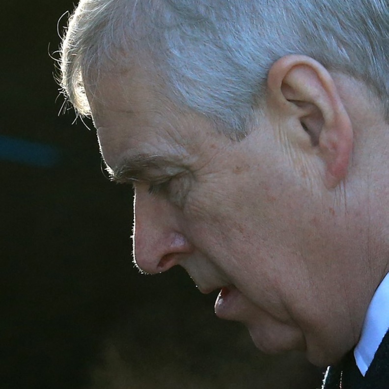 هل تغير تسوية الأمير أندرو المالية مع فيرجينيا جوفري وضعه الملكي؟