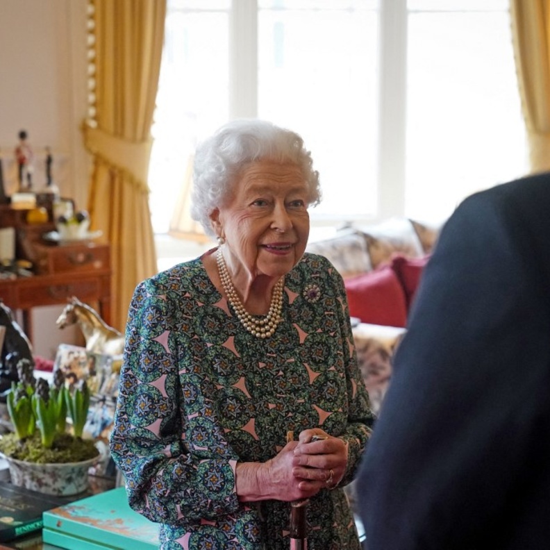 الملكة إليزابيث الثانية في صورة عائلية جديدة مع أحفادها