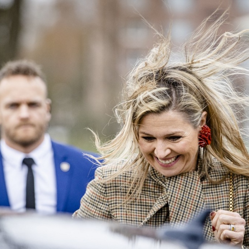 لقطات محرجة للملكة ماكسيما أمام عدسات المصورين بسبب الرياح