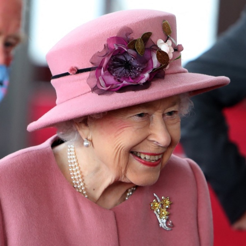قبعات الملكة إليزابيث الثانية التي ترتديها منذ تتويجها على عرش بريطانيا