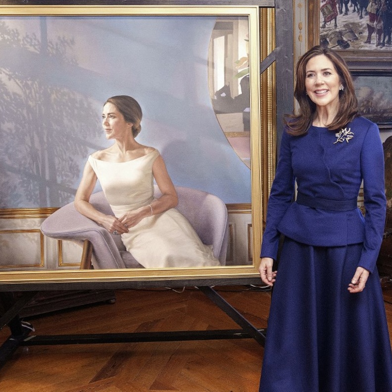 إطلالة الأميرة ماري ملكة الدنمارك بأناقة اللون الكحلي عشية عيد ميلادها