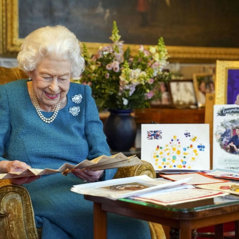 الملكة إليزابيث الثانية تظهر بهدية عيد ميلادها الـ 18