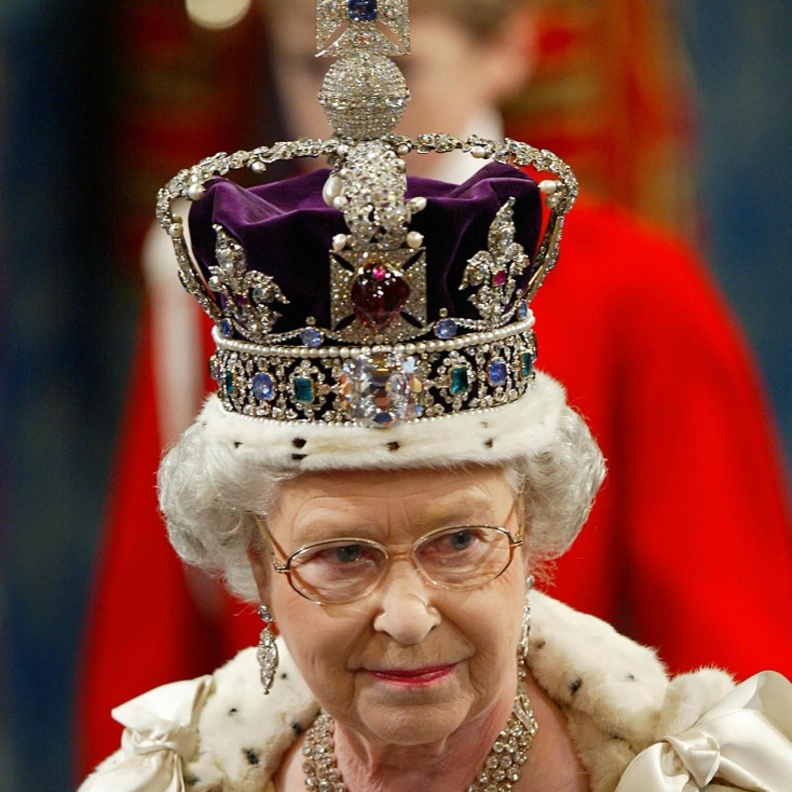 الملكة إليزابيث الثانية ترتدي التاج الإمبراطوري The Imperial State Crown