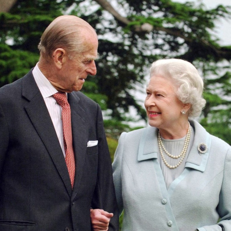 عبر المجوهرات الملكية الأمير فيليب يقدم أجمل رسائل الحب لحبيبته الملكة إليزابيث 