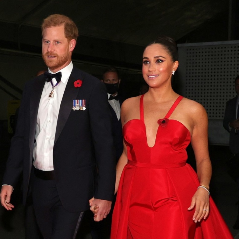 ما هي الحيلة الخفية التي تستخدمها ميغان ماركل لمنع زوجها من التحدث في المناسبات العامة؟