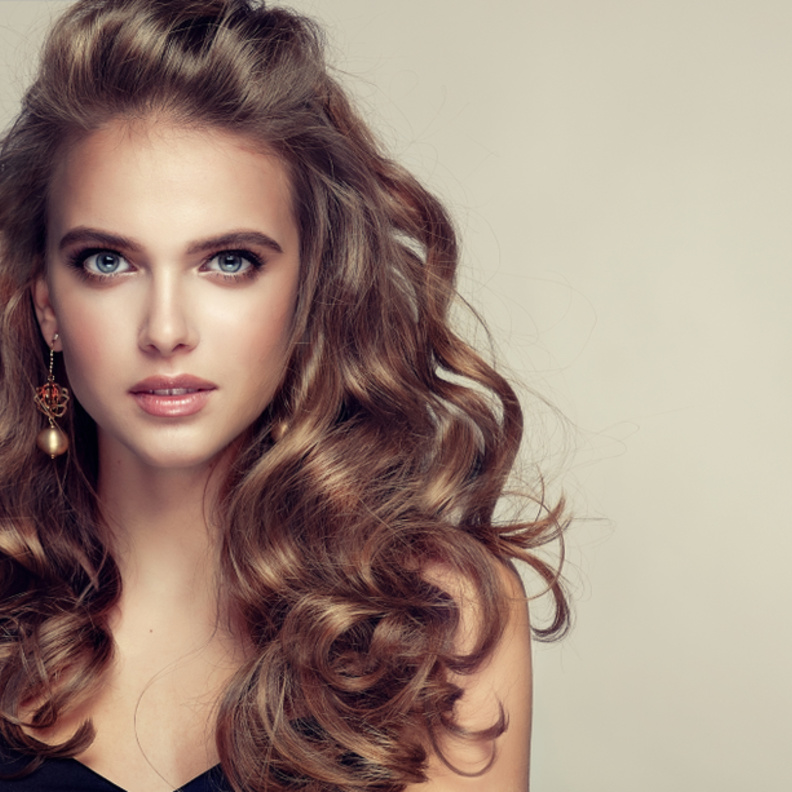 تسريحات شعر طويل ويفي لسهرة عيد الحب