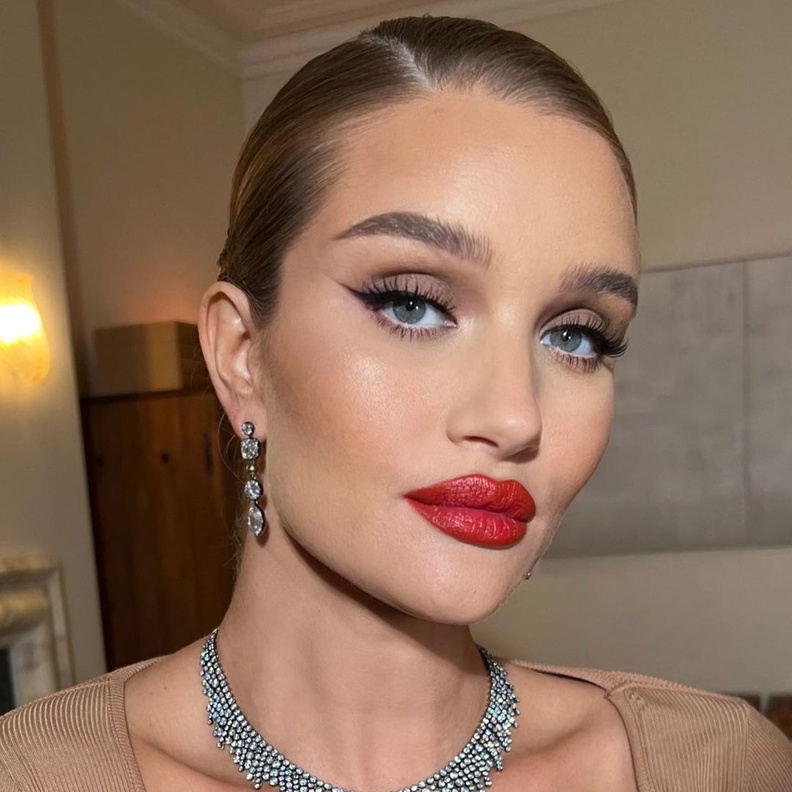 اطلالة روزي هانتينغتن برسمات الايلاينر المجنحة- الصورة من صفحة خبيرة المكياج Nikki_Makeup