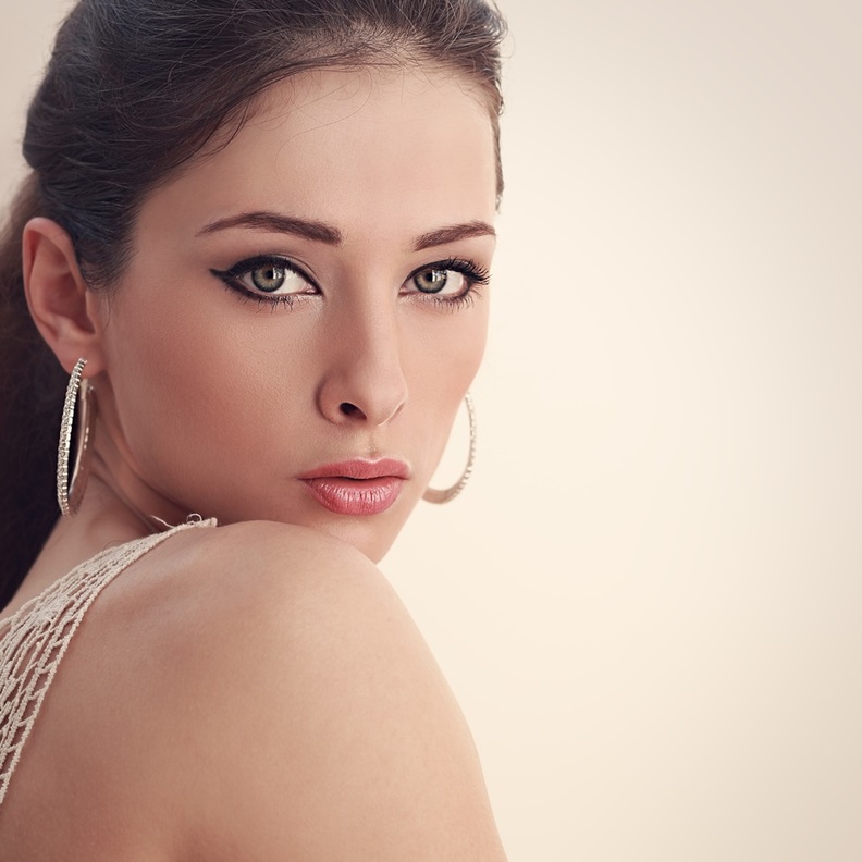 حيل مكياج لتكبير العين بالخطوات وإظهارها مرفوعة بدون عمليات تجميل