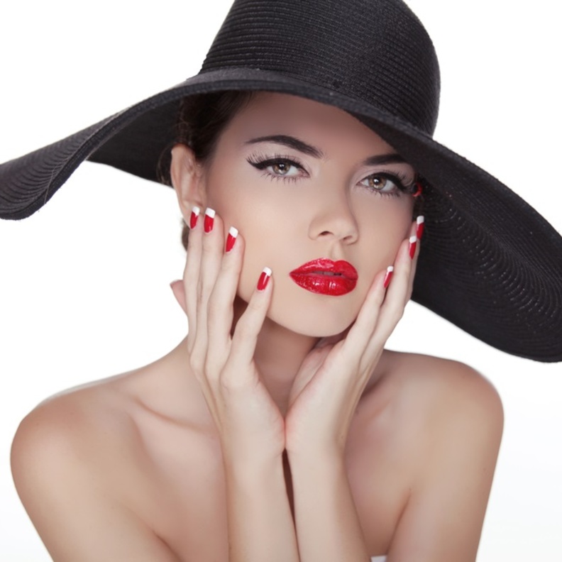  اجمل الوان طلاء الأظافر المناسبة لاطلالة يوم الحب 2022