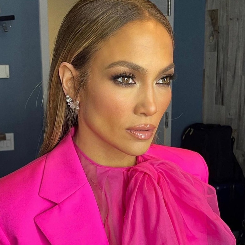 اطلالات جينيفر لوبيز الجمالية بالمكياج الترابي الناعم