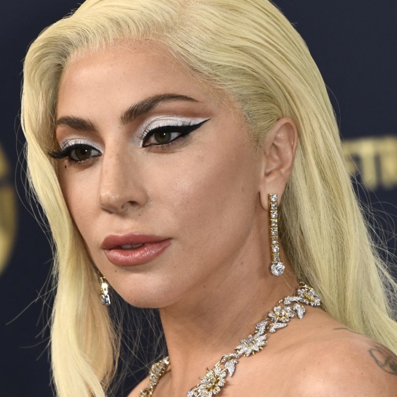 خطوات تطبيق صيحات مكياج قوية على طريقة ليدي غاغا في حفل Awards SAG
