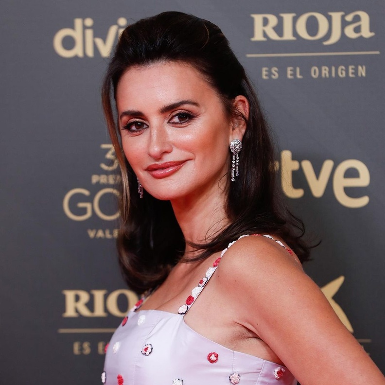 اطلالة Penelope Cruz برسمات المكياج البرونزي الفاتح واللماع - الصورة من حساب Fotogramas على انستغرام