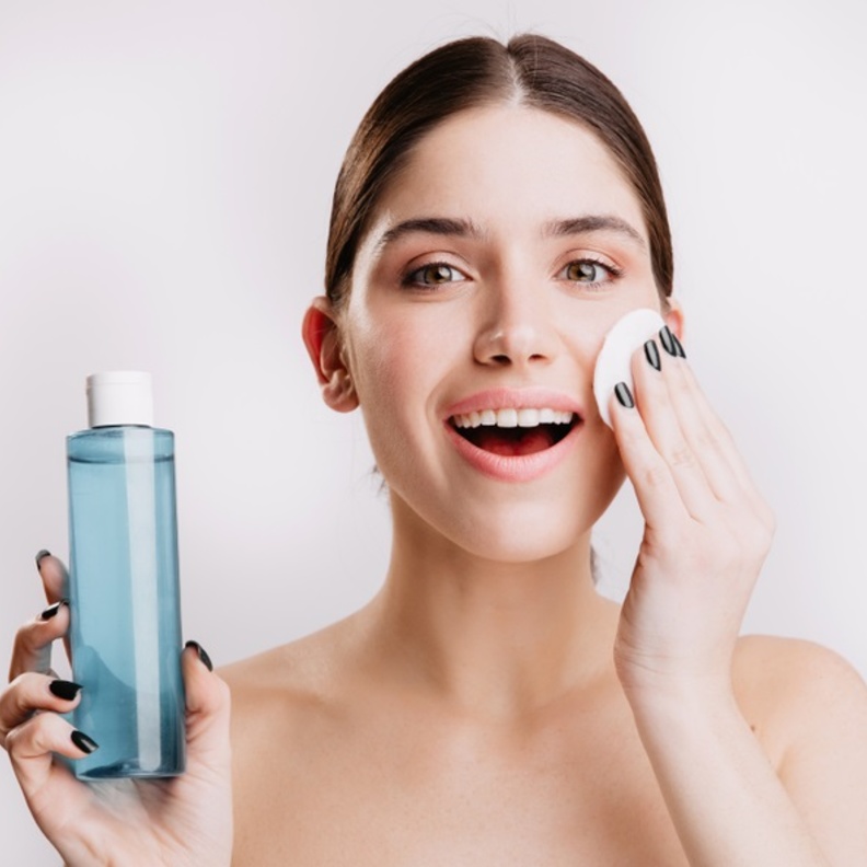 فوائد التونر لكل أنواع البشرة وطرق استخدامه الصحيحة