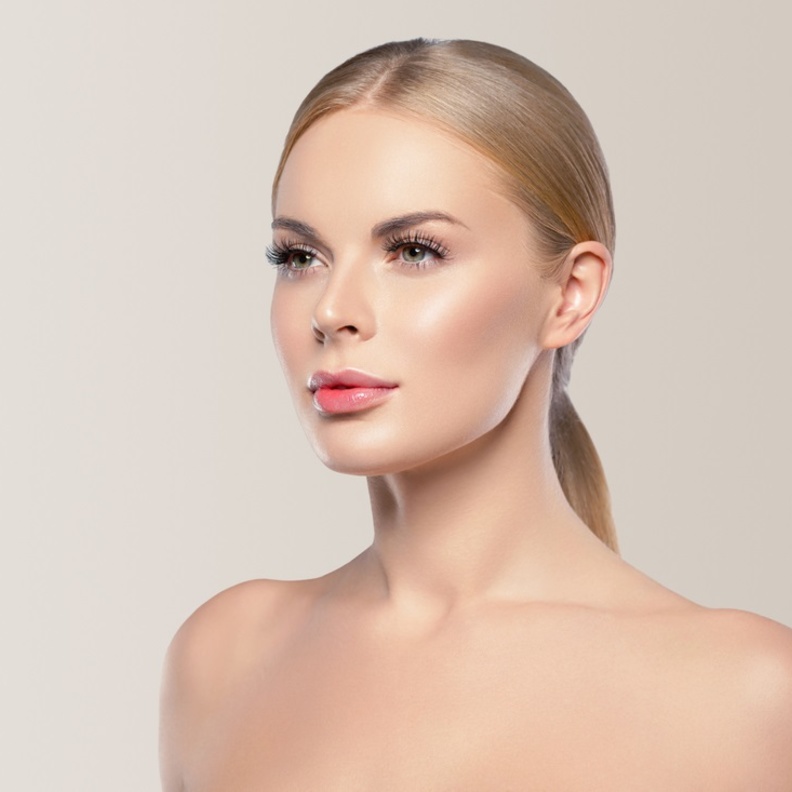 فوائد الفازلين للبشرة قبل النوم وطرق استخدامه