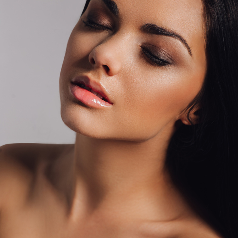 مكياج عيون بني لصاحبات البشرة السمراء